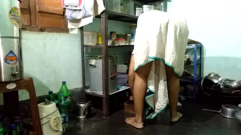 Fodendo a madrasta grande no chão da cozinha estilo cachorrinho
