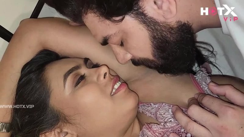 Une belle belle-mère indienne a convaincu son beau-fils d'avoir des relations sexuelles avec son hotx